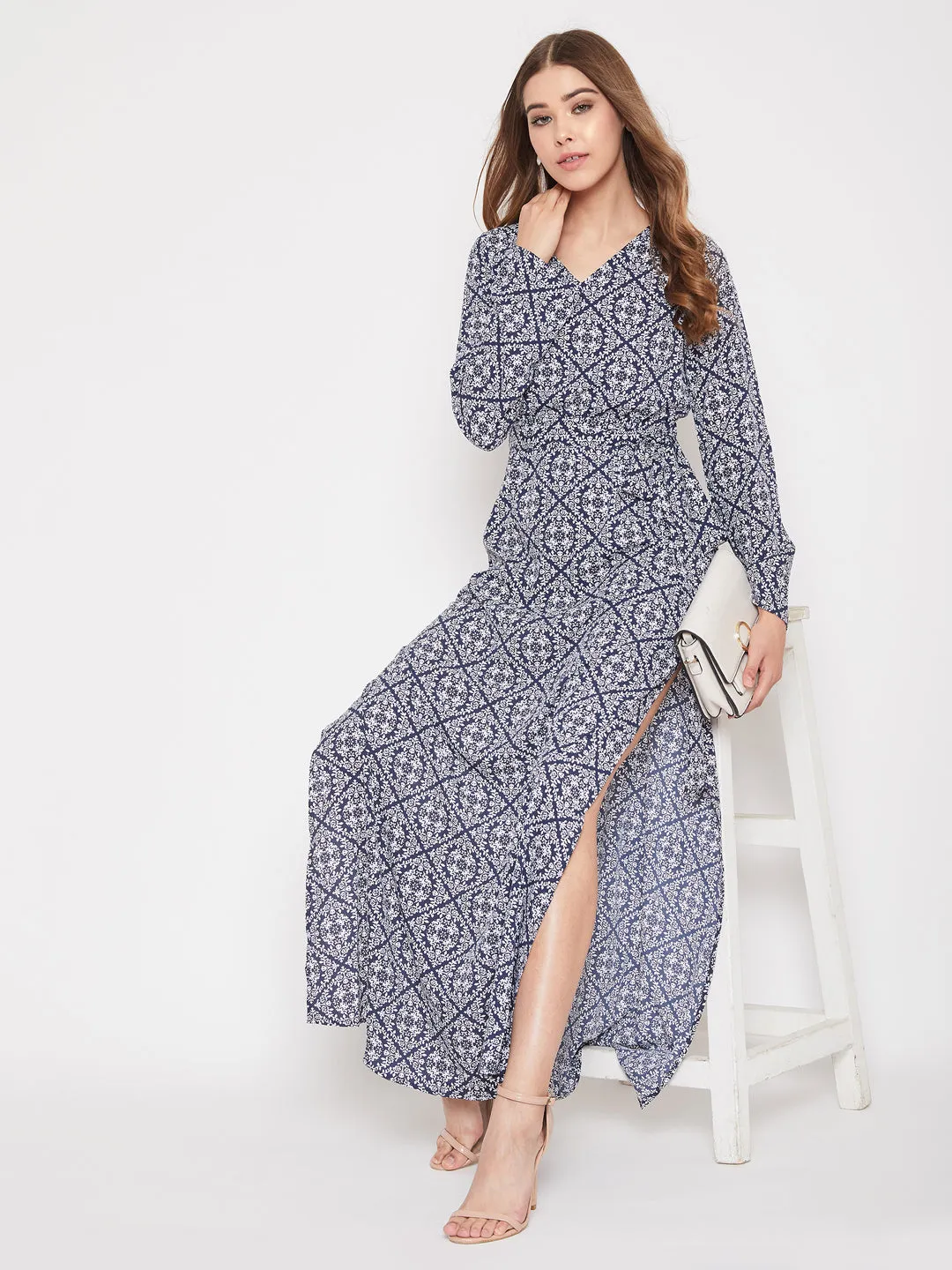 Berrylush Women Navy Blue & White Geometric Printed V-Neck Maxi Dress