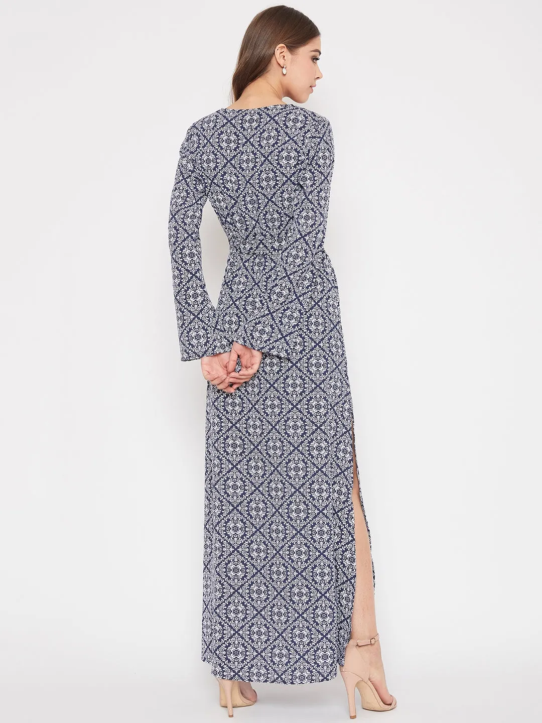 Berrylush Women Navy Blue & White Geometric Printed V-Neck Maxi Dress