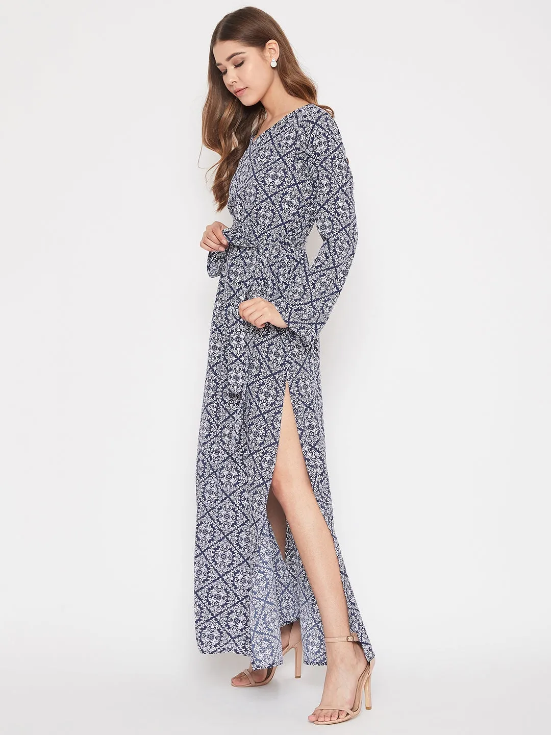 Berrylush Women Navy Blue & White Geometric Printed V-Neck Maxi Dress